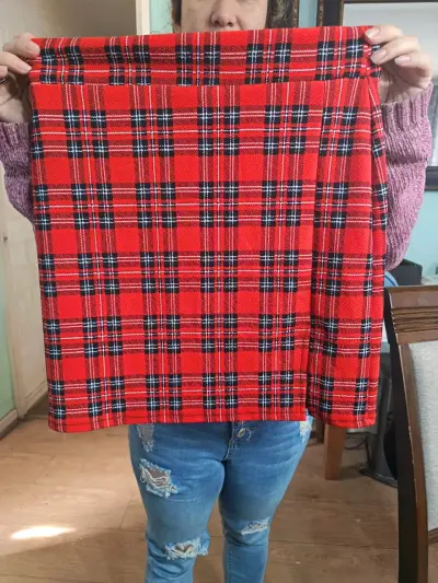 Falda escocesa roja - miniatura 2