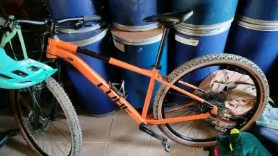 Bicicleta naranja Cube de montaña - miniatura 1