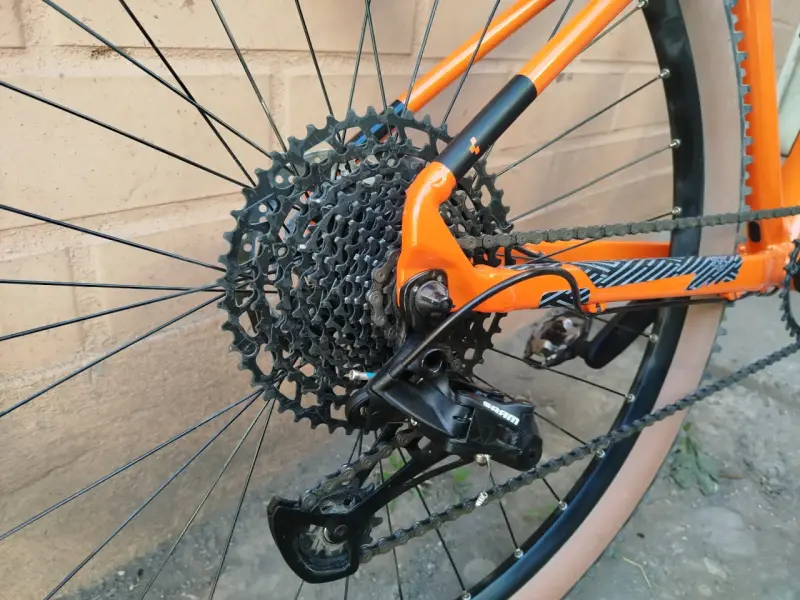 Bicicleta naranja Cube de montaña - 2