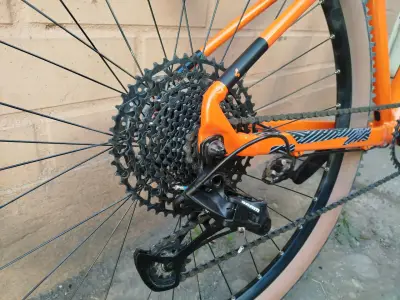 Bicicleta naranja Cube de montaña - miniatura 2