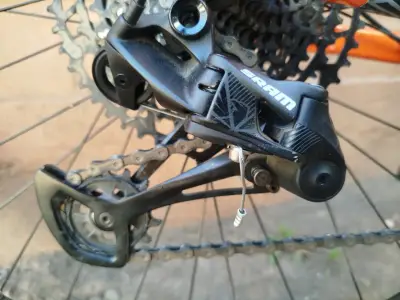 Bicicleta naranja Cube de montaña - miniatura 3