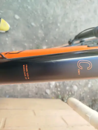 Bicicleta naranja Cube de montaña - miniatura 6
