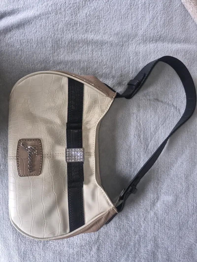 Cartera Guess beige y negra - 1