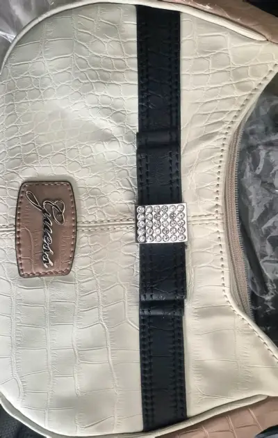 Cartera Guess beige y negra - miniatura 2