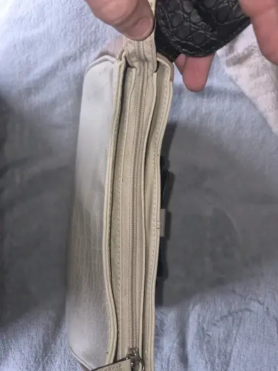 Cartera Guess beige y negra - miniatura 4