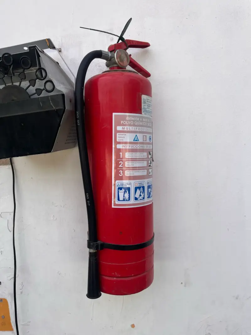Extintor de incendio rojo