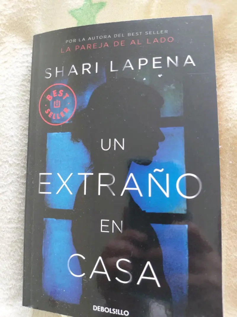 Libro 'Un extraño en casa' de Shari Lapena - 1