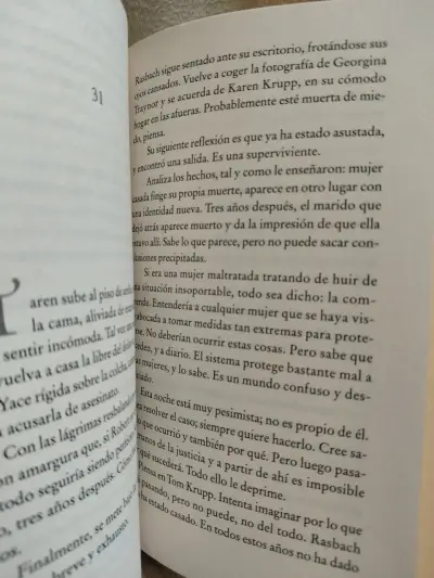 Libro 'Un extraño en casa' de Shari Lapena - miniatura 3
