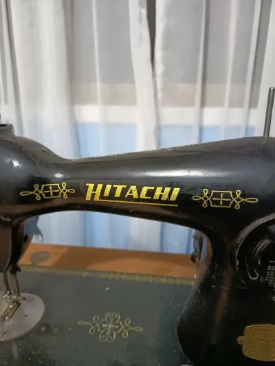 Máquina de coser Hitachi vintage - miniatura 1