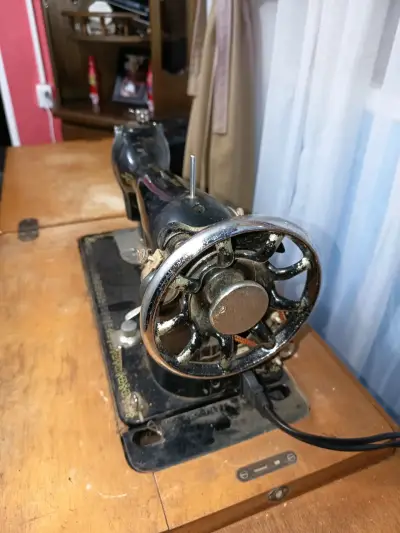 Máquina de coser Hitachi vintage - miniatura 2