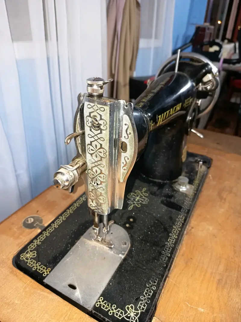 Máquina de coser Hitachi vintage - 3