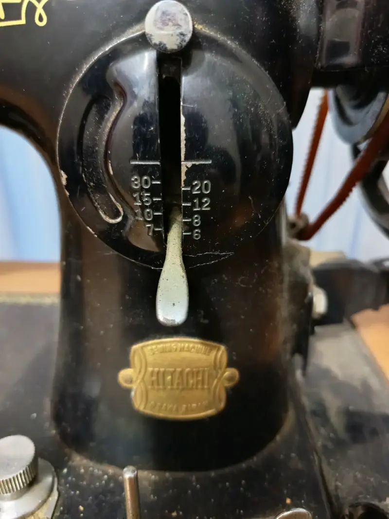 Máquina de coser Hitachi vintage - 5