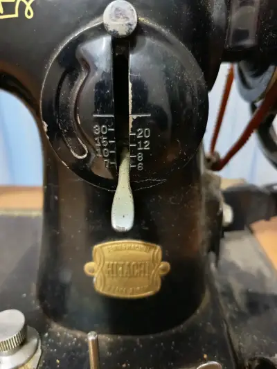 Máquina de coser Hitachi vintage - miniatura 5