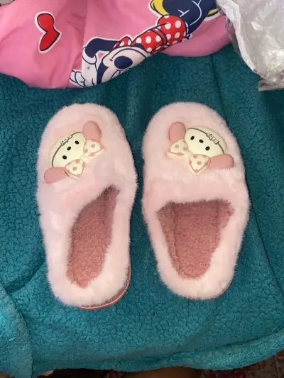 Pantuflas peludas rosadas nuevas - miniatura 1