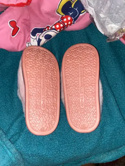 Pantuflas peludas rosadas nuevas - miniatura 2