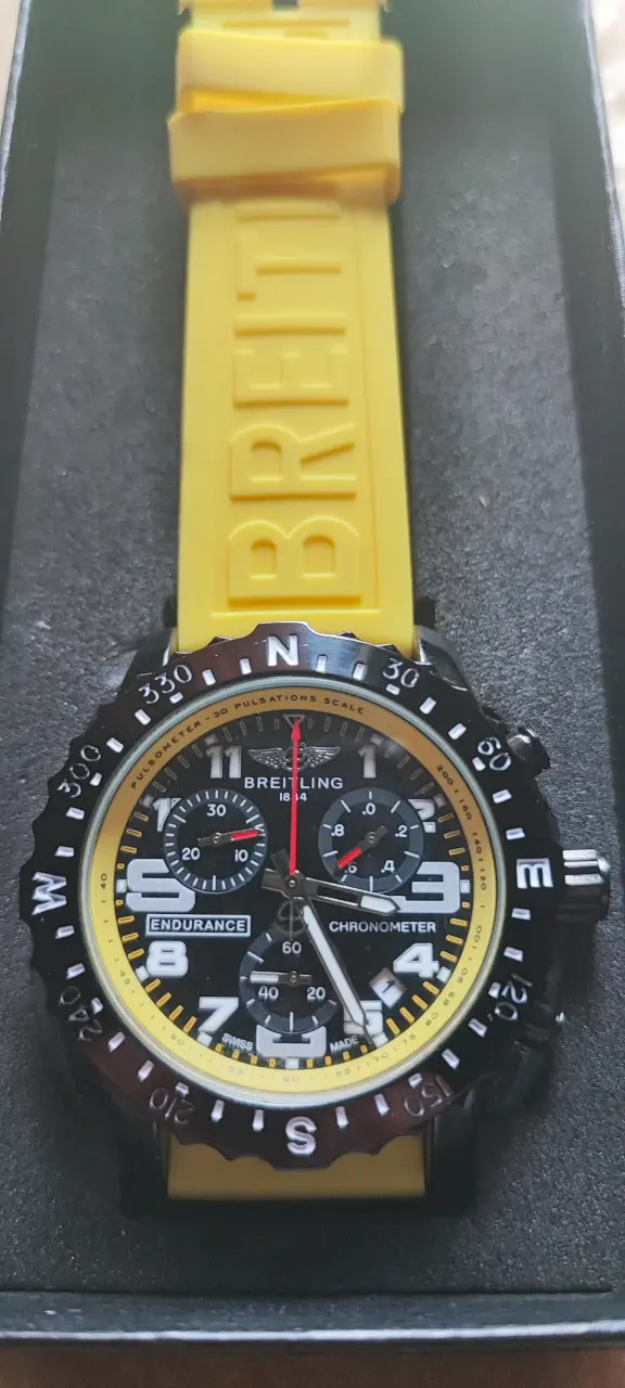 Reloj deportivo negro y amarillo - 1