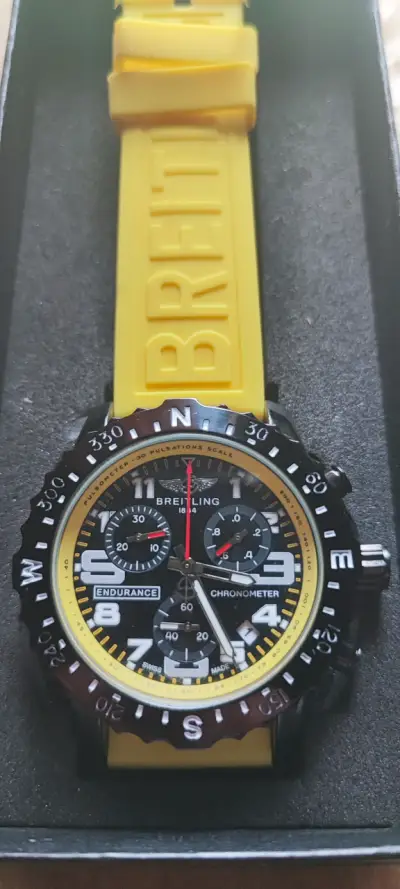 Reloj deportivo negro y amarillo - miniatura 1