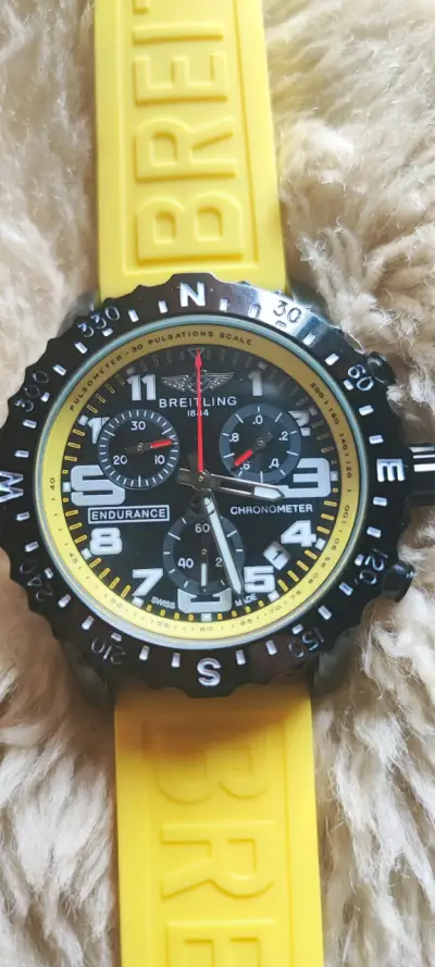 Reloj deportivo negro y amarillo - miniatura 3