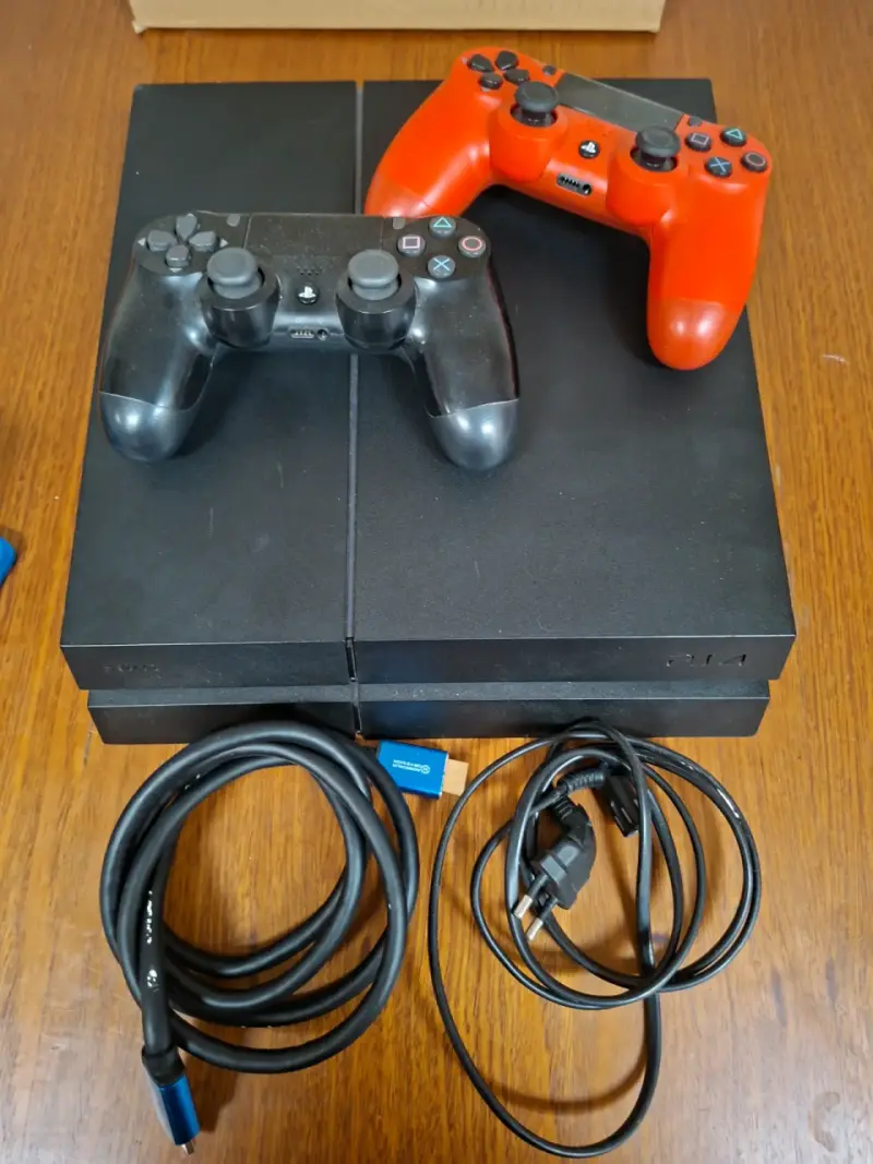 Consola PS4 con dos controles - 1