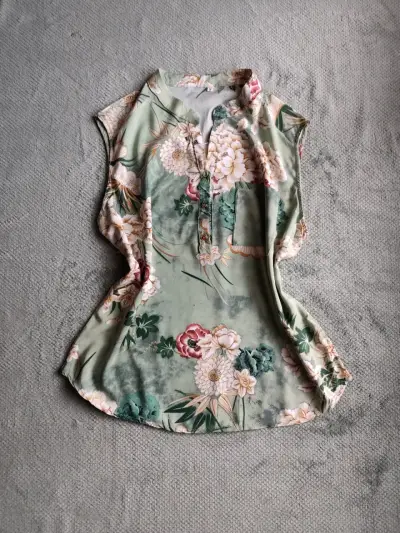 Blusa verde floral sin mangas - miniatura 1