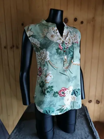 Blusa verde floral sin mangas - miniatura 2