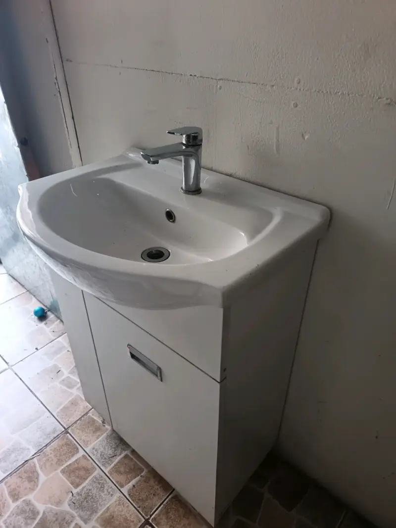 Lavamanos blanco con mueble - 1