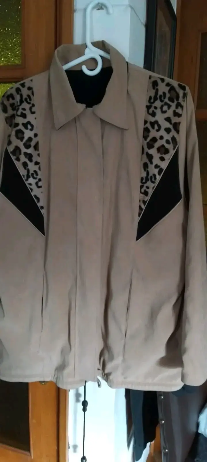 Chaqueta beige con diseño de leopardo