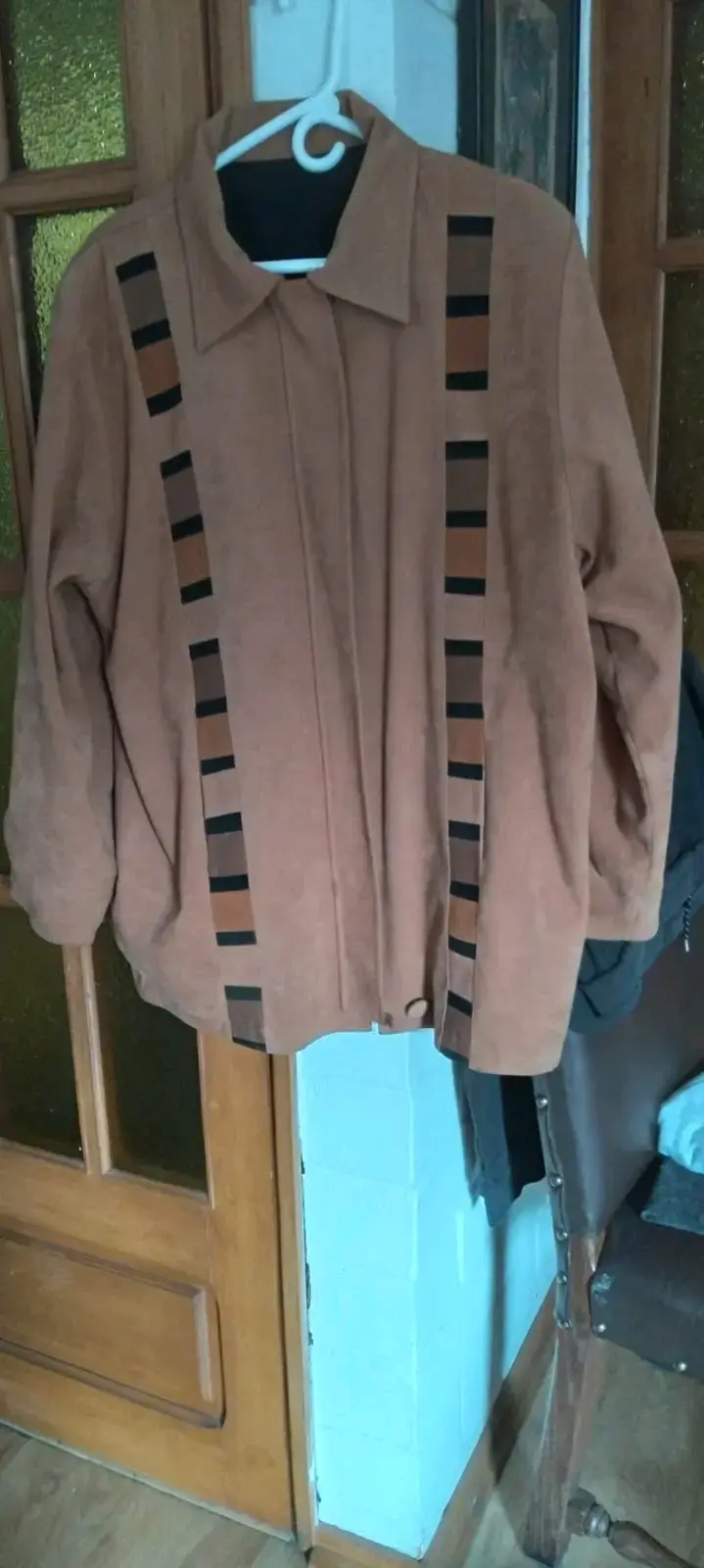 Chaqueta café con diseño lineal