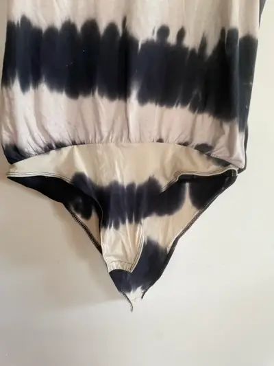 Body tie-dye blanco y negro - miniatura 3