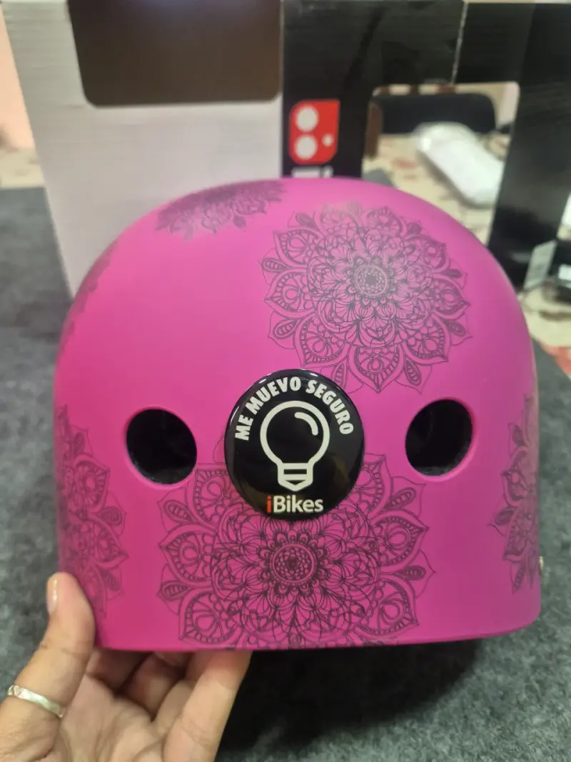 Casco rosa con diseño mandala - 4