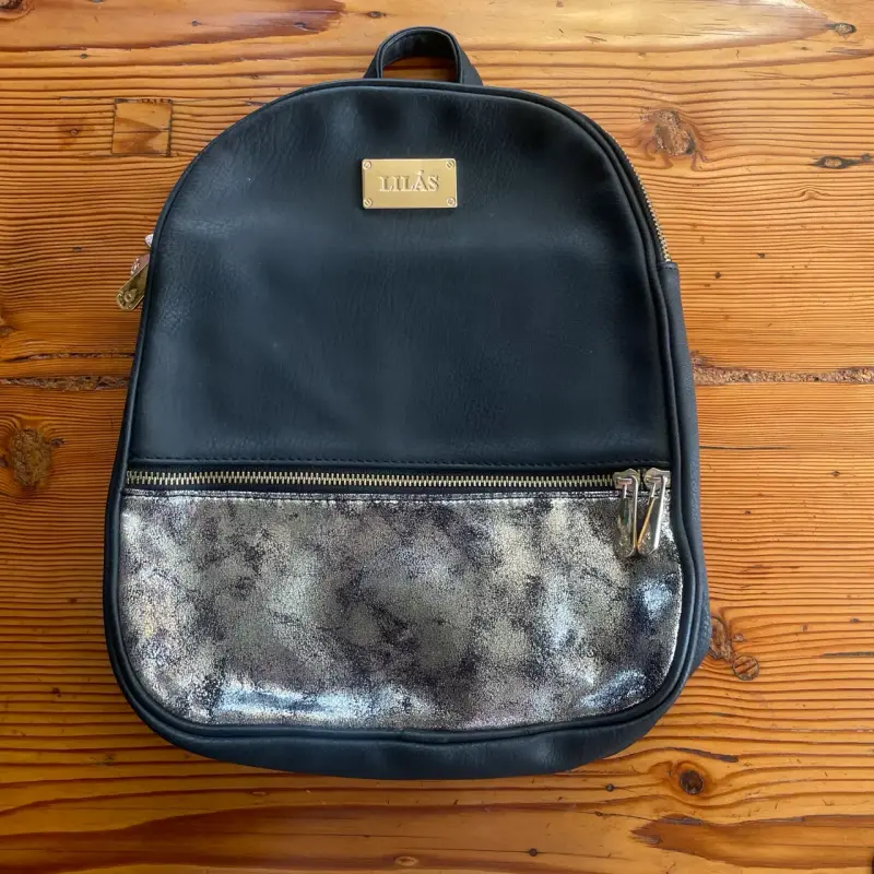 Mochila negra con bolsillo plateado - 1