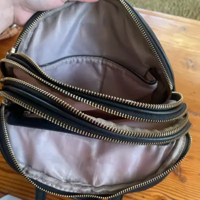 Mochila negra con bolsillo plateado - miniatura 2