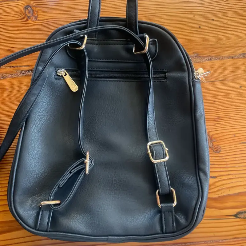 Mochila negra con bolsillo plateado - 3