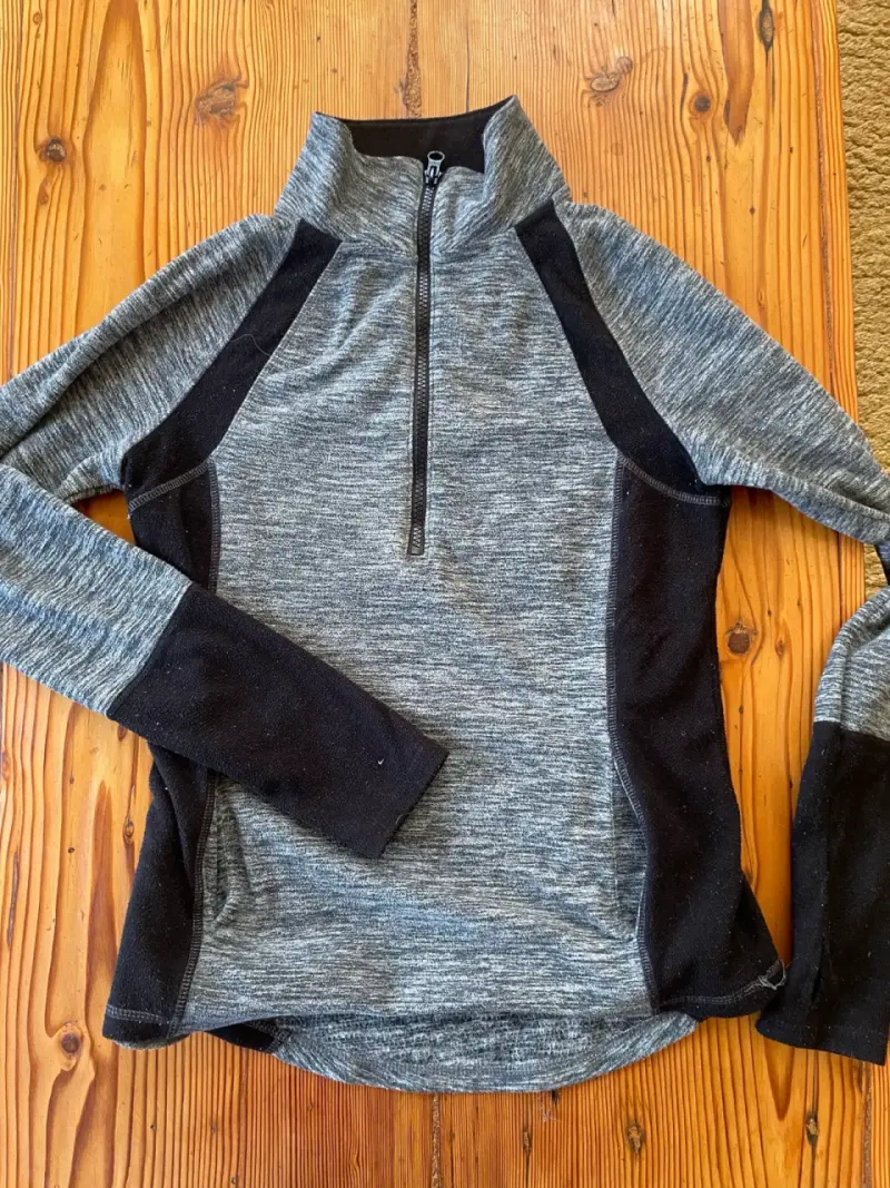 Suéter deportivo gris y negro - 1