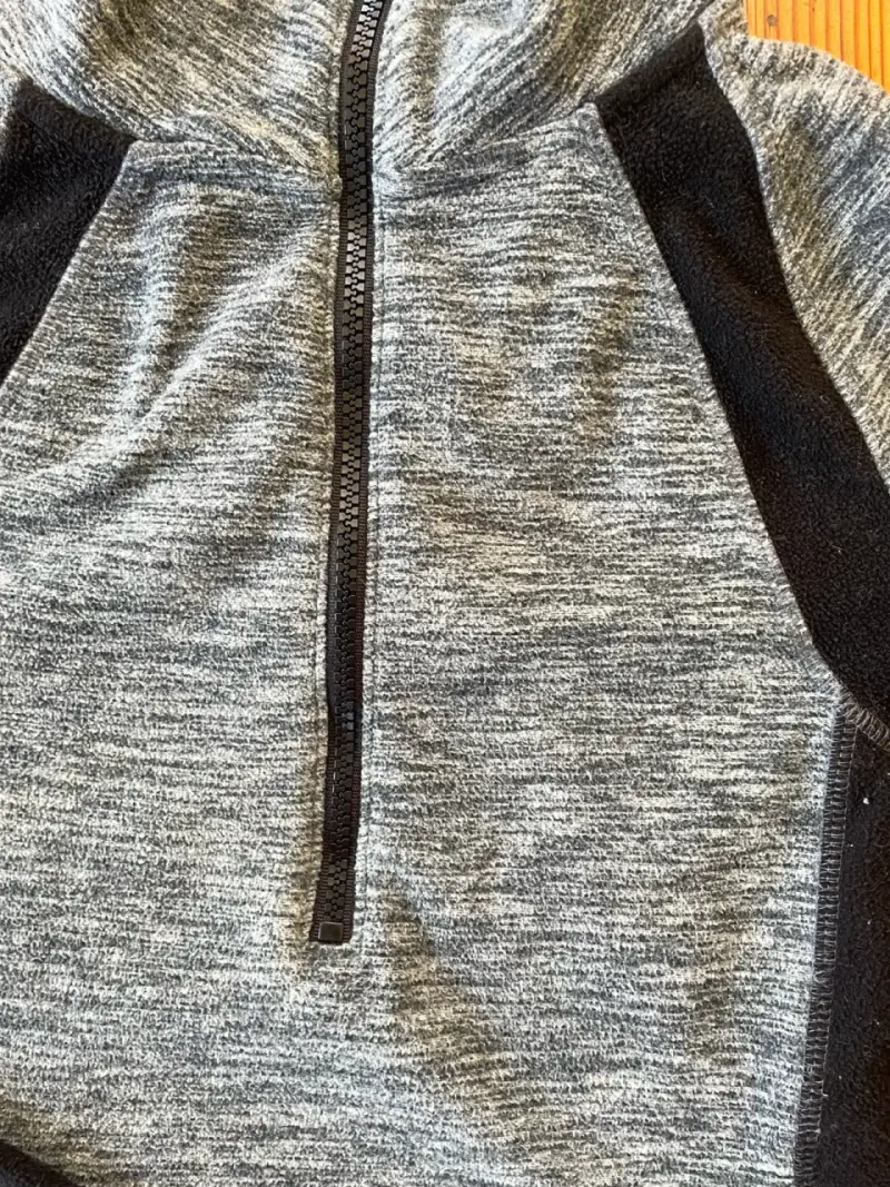 Suéter deportivo gris y negro - 3