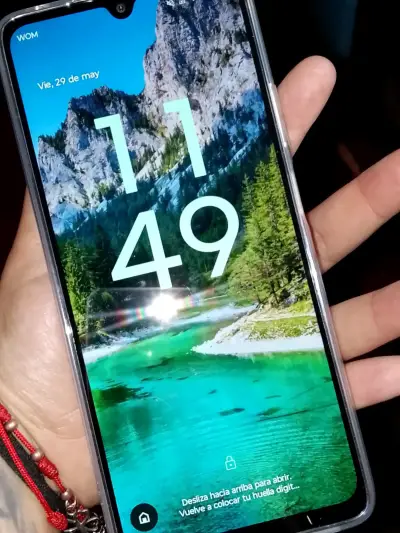 Smartphone con funda transparente - miniatura 1