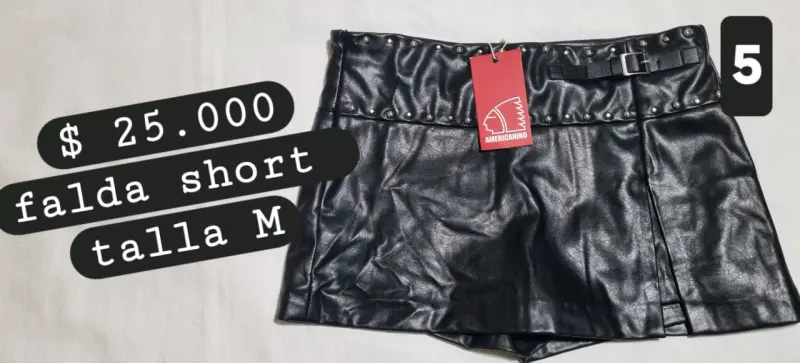 Falda short negra con hebillas - 2