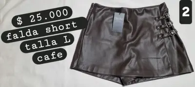 Falda short negra con hebillas - miniatura 3