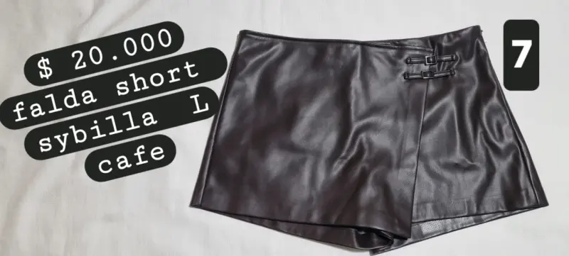 Falda short negra con hebillas - 6