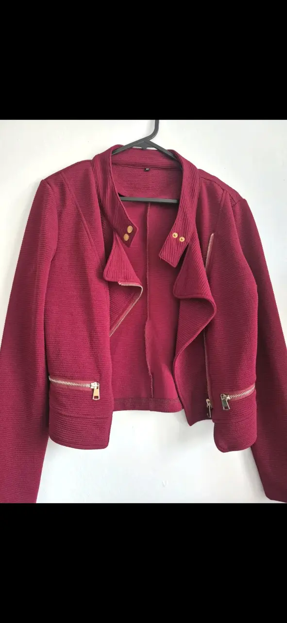 Chaqueta roja con cierres dorados