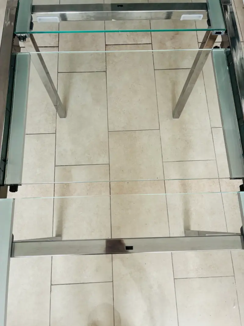 Mesa de vidrio, es extensible. - 2
