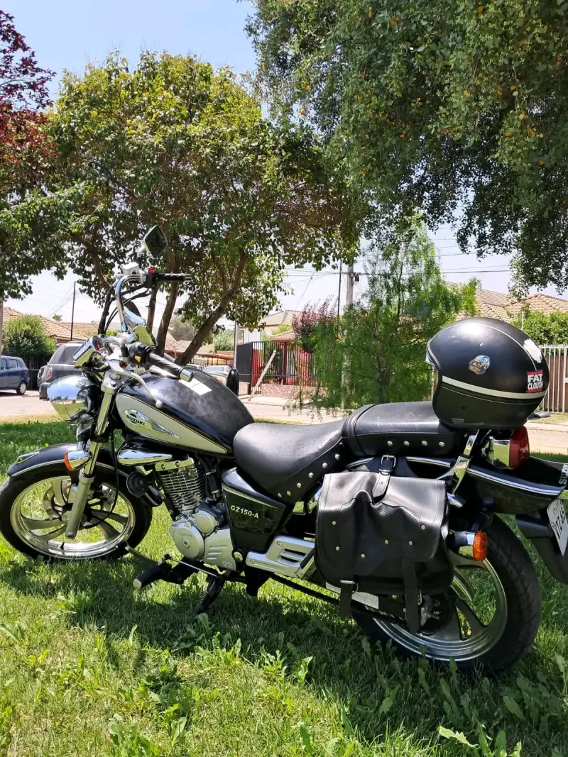 Motocicleta negra con alforjas - 2