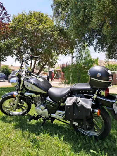 Motocicleta negra con alforjas - miniatura 2