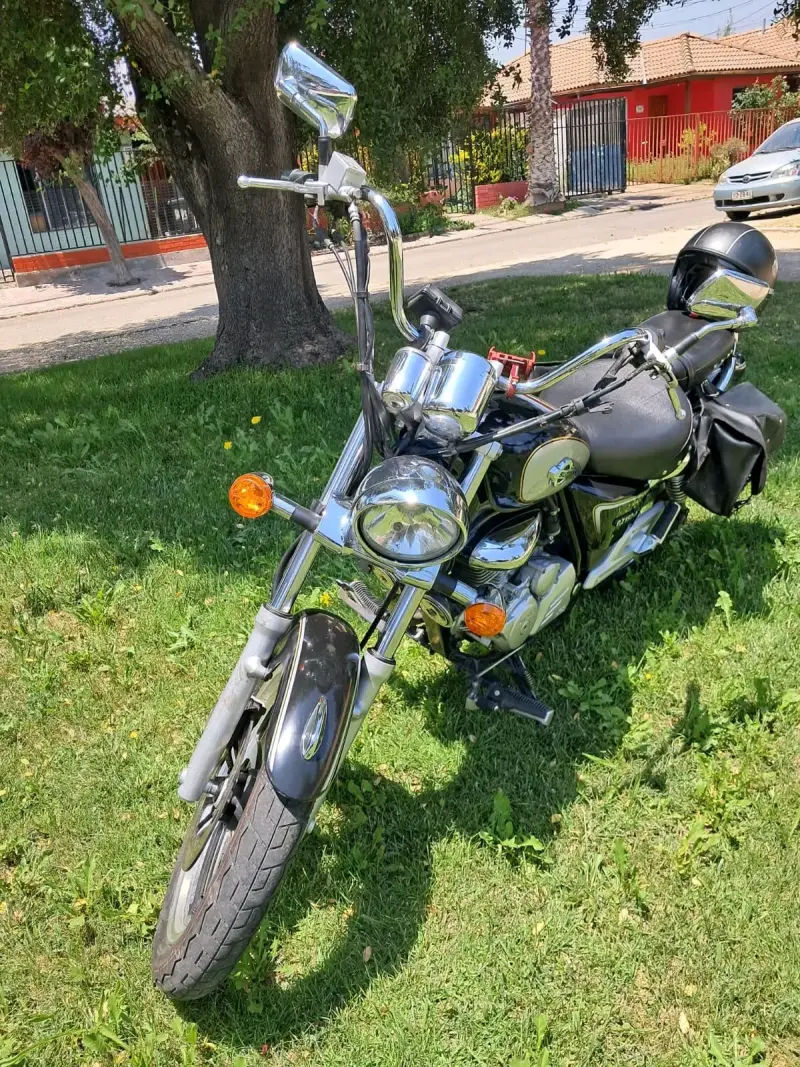 Motocicleta negra con alforjas - 3
