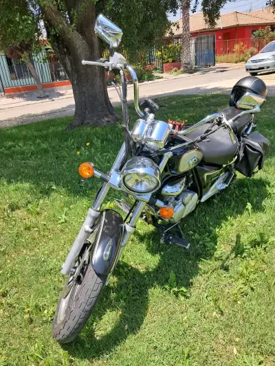 Motocicleta negra con alforjas - miniatura 3