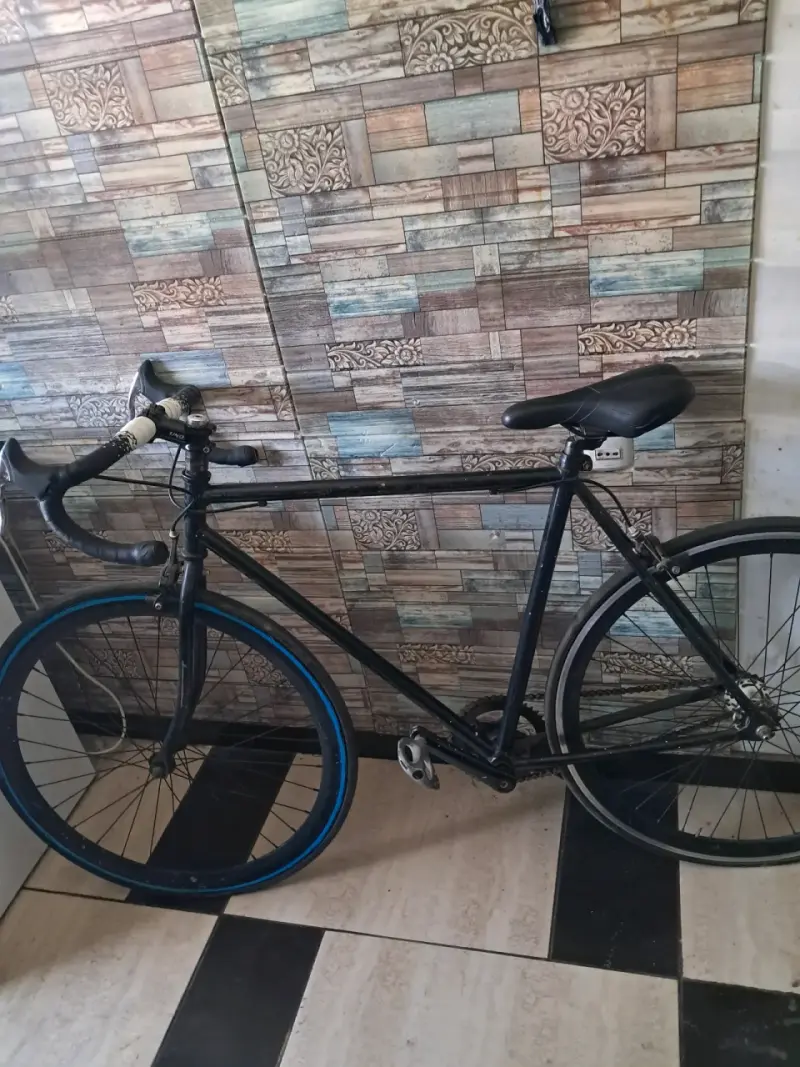 Bicicleta urbana negra - 1