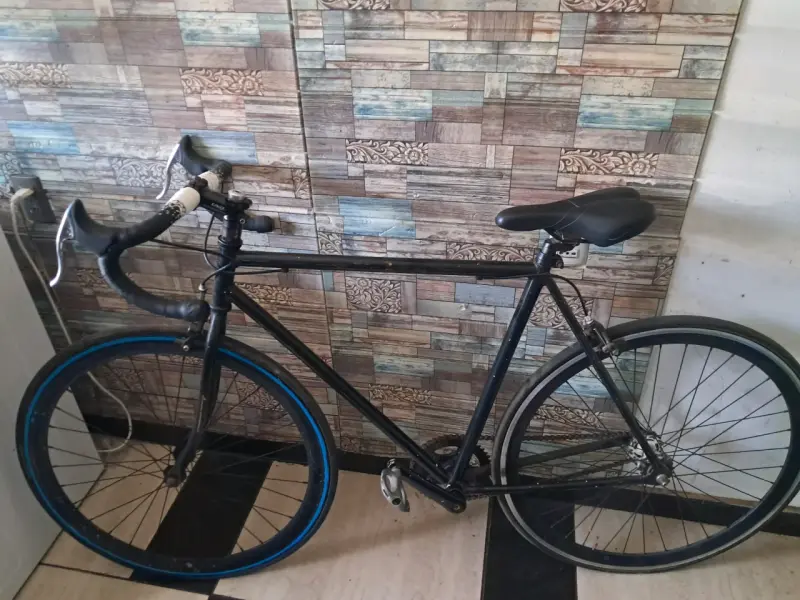 Bicicleta urbana negra - 2