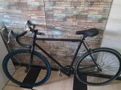 Bicicleta urbana negra - miniatura 2