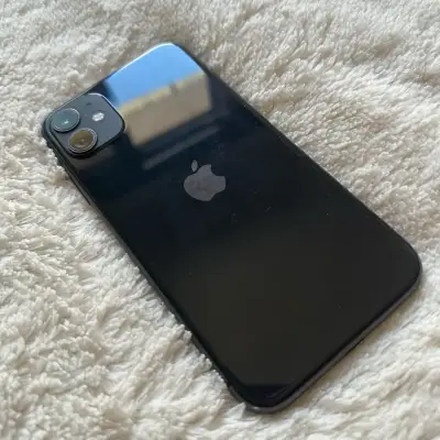 iPhone 11 negro en buen estado - miniatura 1