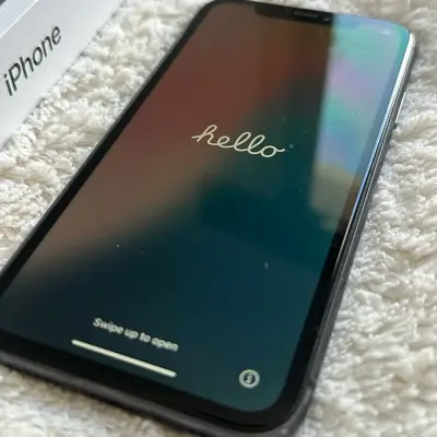 iPhone 11 negro en buen estado - miniatura 3